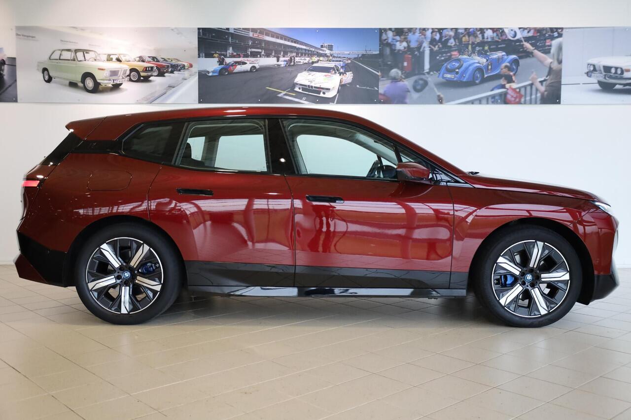 BMW iX xDrive40 | Sportpakket | Comfort Access | Driving Assistant | Rondomzicht Camera | Verwarmde Voorstoelen |