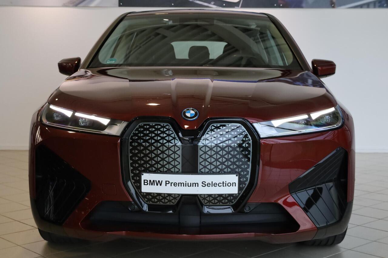 BMW iX xDrive40 | Sportpakket | Comfort Access | Driving Assistant | Rondomzicht Camera | Verwarmde Voorstoelen |