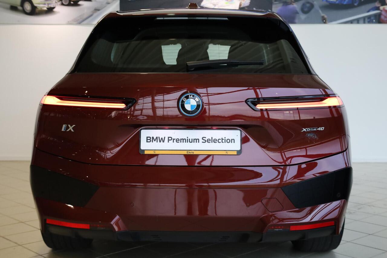 BMW iX xDrive40 | Sportpakket | Comfort Access | Driving Assistant | Rondomzicht Camera | Verwarmde Voorstoelen |