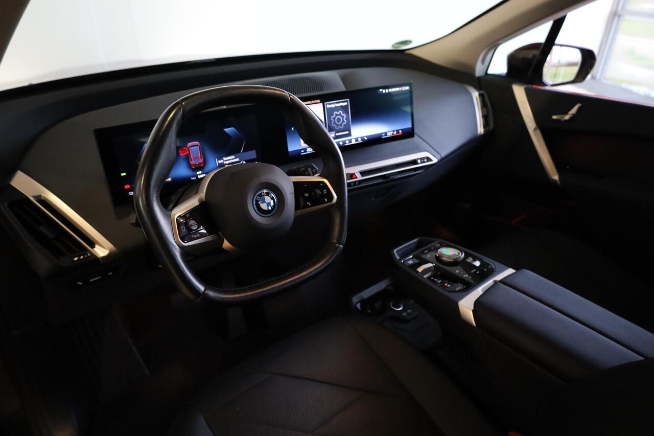 BMW iX xDrive40 | Sportpakket | Comfort Access | Driving Assistant | Rondomzicht Camera | Verwarmde Voorstoelen |