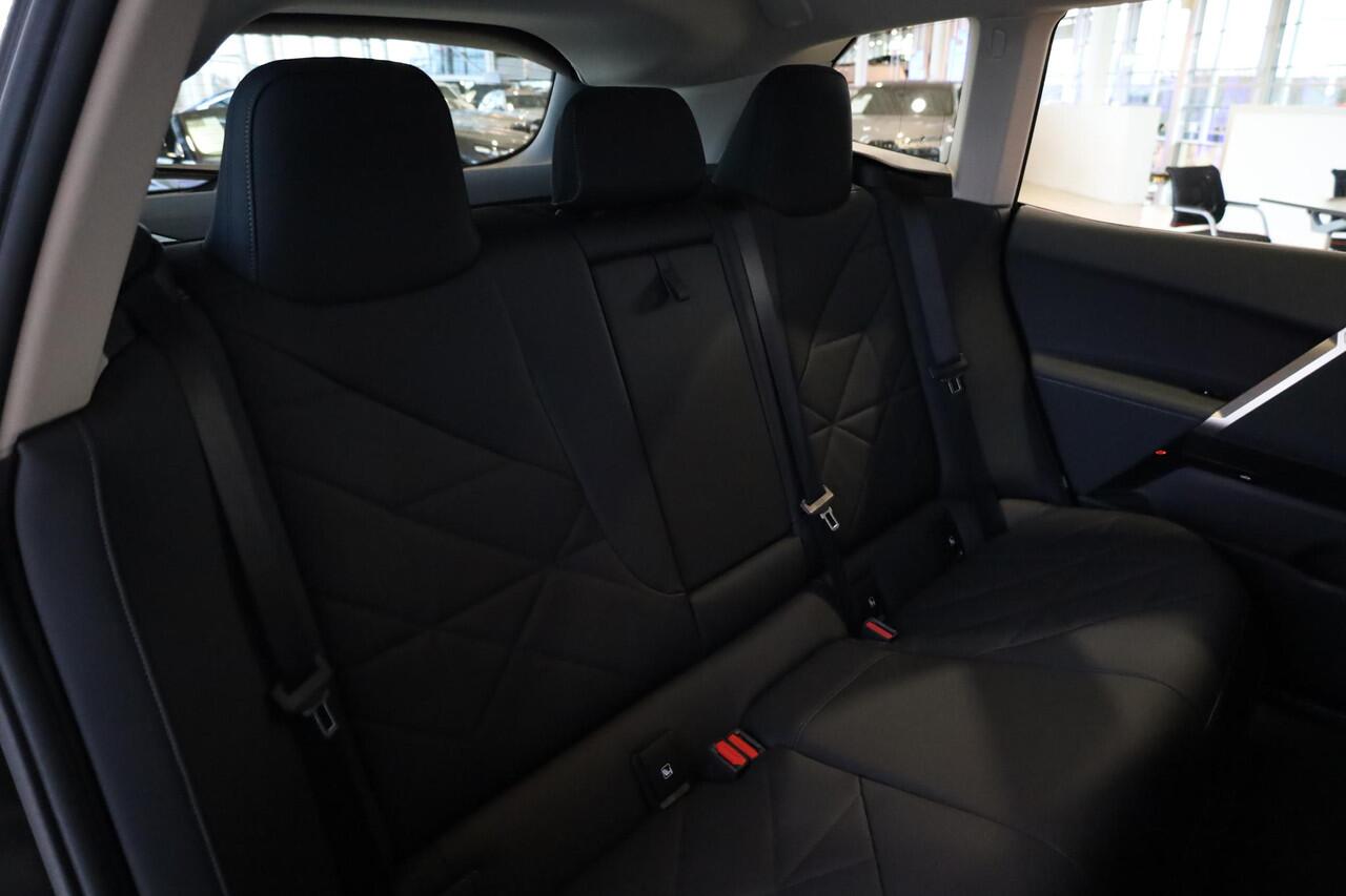 BMW iX xDrive40 | Sportpakket | Comfort Access | Driving Assistant | Rondomzicht Camera | Verwarmde Voorstoelen |