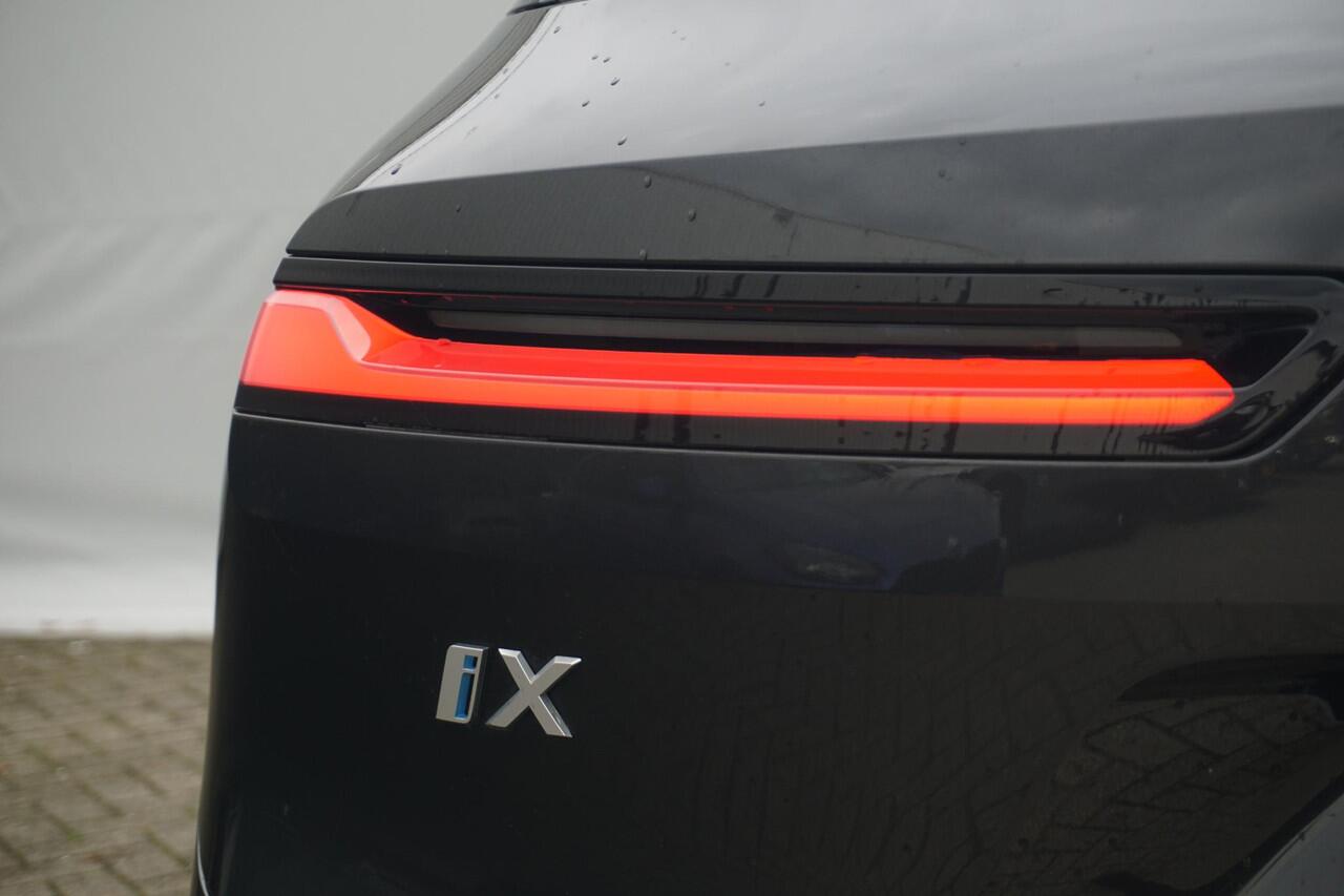 BMW iX xDrive50 M Sport | Trekhaak / Panoramdak / Soft-Close / Stoelventilatie / Warmtecomfortpakket / Driving Assistant Professional / 360 graden Camera's / Harman Kardon