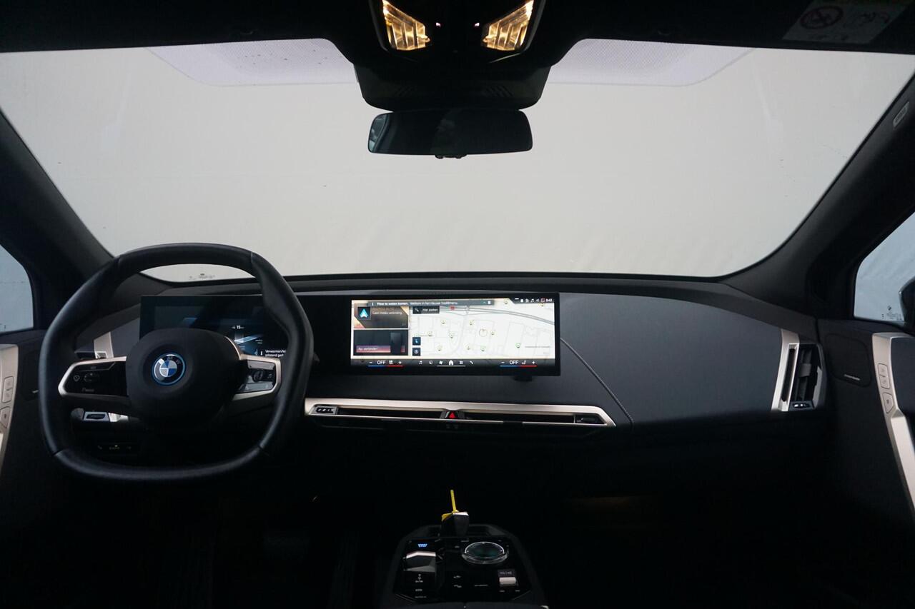 BMW iX xDrive40 High Executive Sportpakket 22'' / Panoramadak / Trekhaak / Harman Kardon / Stuurwiel verwarmd