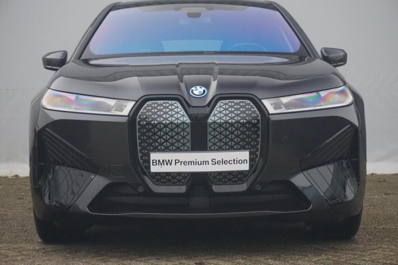 BMW iX xDrive40 High Executive Sportpakket 22'' / Panoramadak / Trekhaak / Harman Kardon / Stuurwiel verwarmd