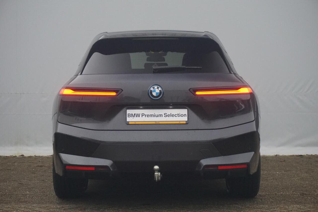 BMW iX xDrive40 High Executive Sportpakket 22'' / Panoramadak / Trekhaak / Harman Kardon / Stuurwiel verwarmd