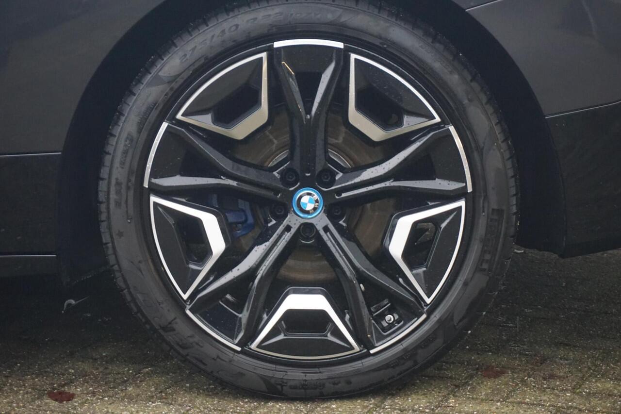 BMW iX xDrive40 High Executive Sportpakket 22'' / Panoramadak / Trekhaak / Harman Kardon / Stuurwiel verwarmd
