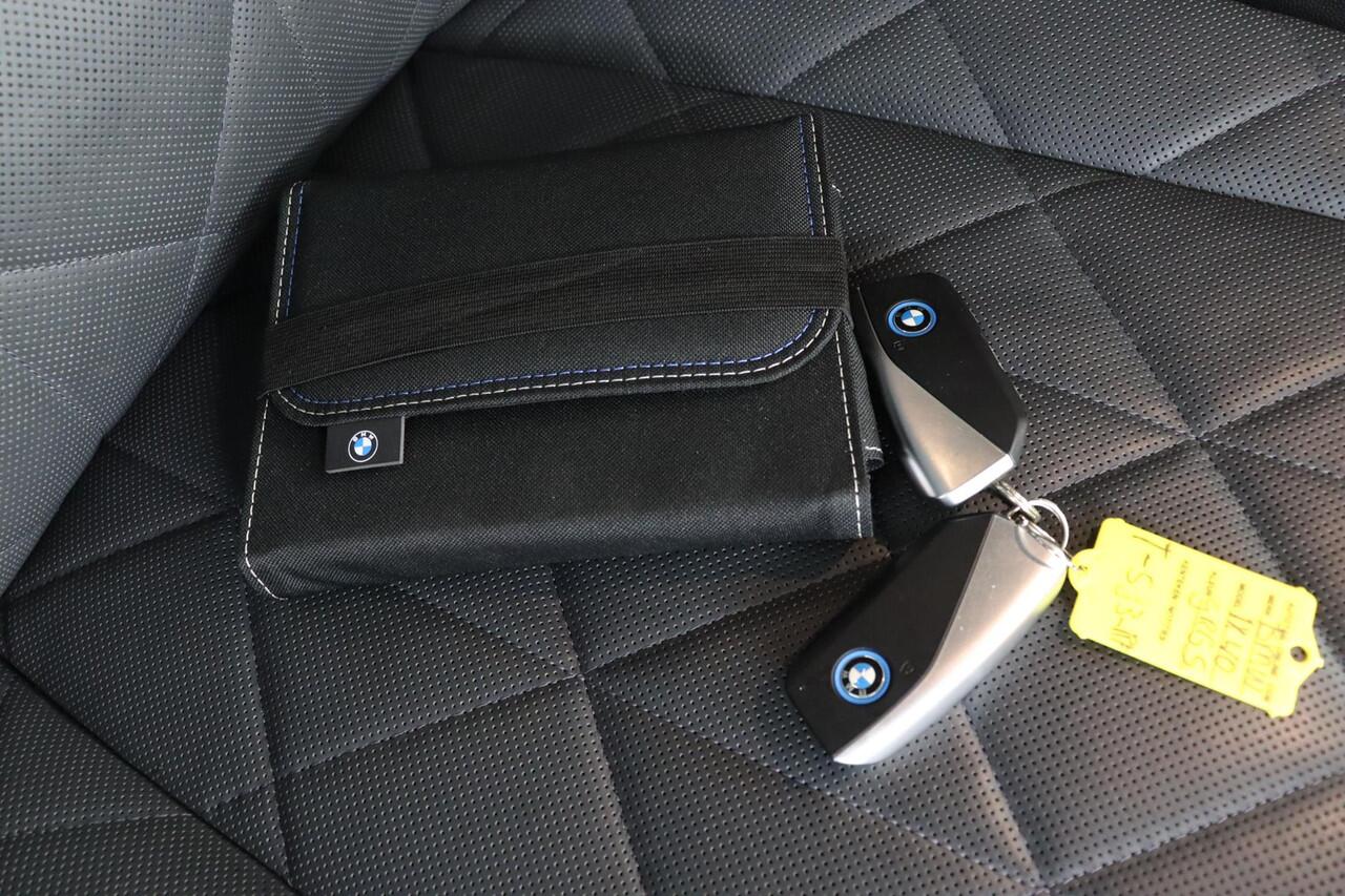 BMW iX xDrive40 Business Edition Plus 77 kWh | Driving Assistant Professional| voorstoelen verwarmd | laser LED koplampen |