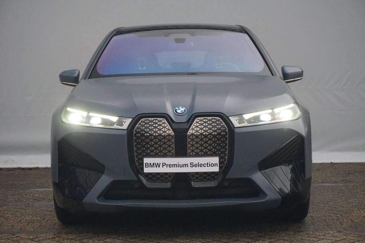 BMW iX M60 High Executive 112 kWh | Full PPF + Klasse 5 / Trekhaak / Panoramdak Sky Lounge / Soft Close / 22 Inch
