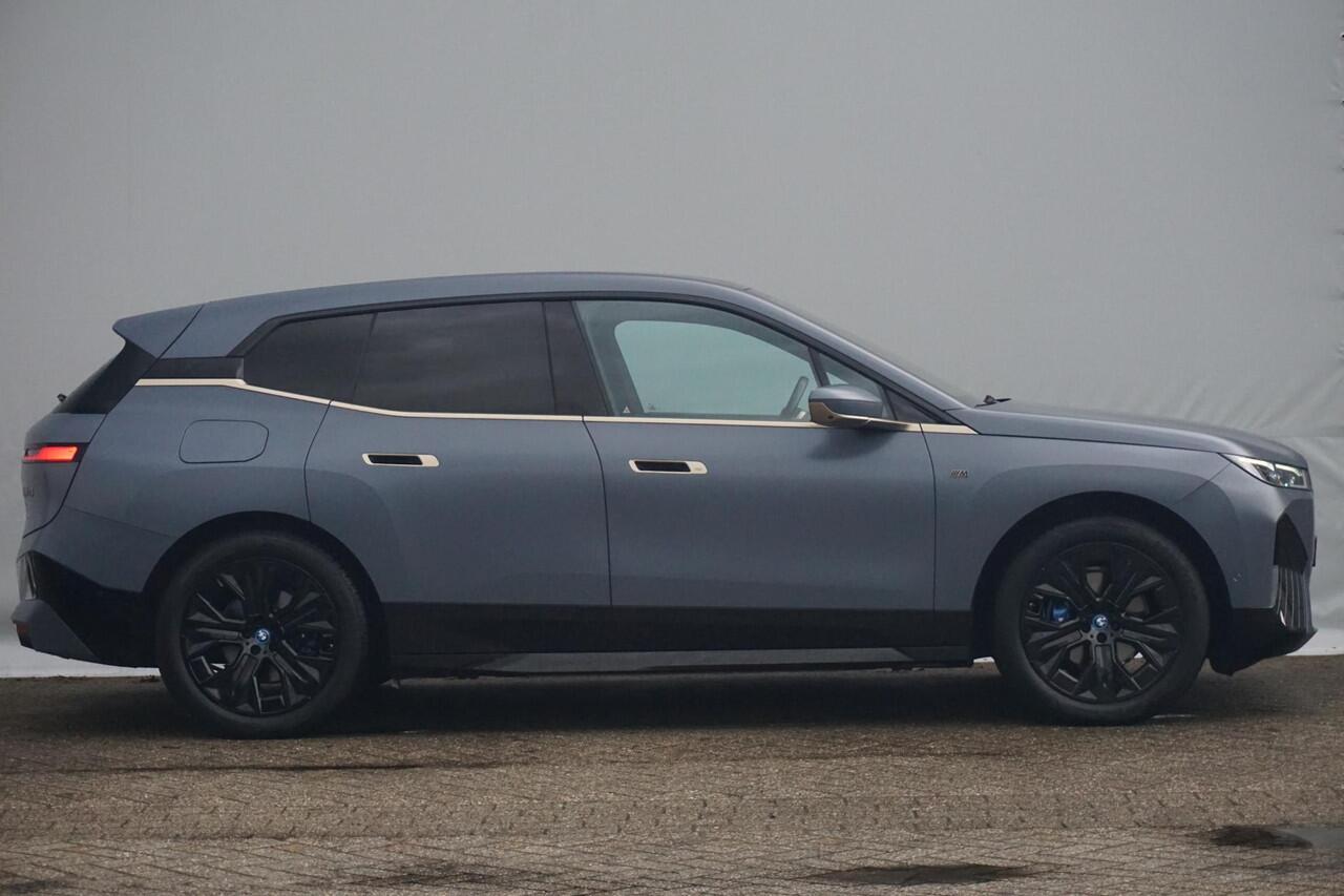 BMW iX M60 High Executive 112 kWh | Full PPF + Klasse 5 / Trekhaak / Panoramdak Sky Lounge / Soft Close / 22 Inch