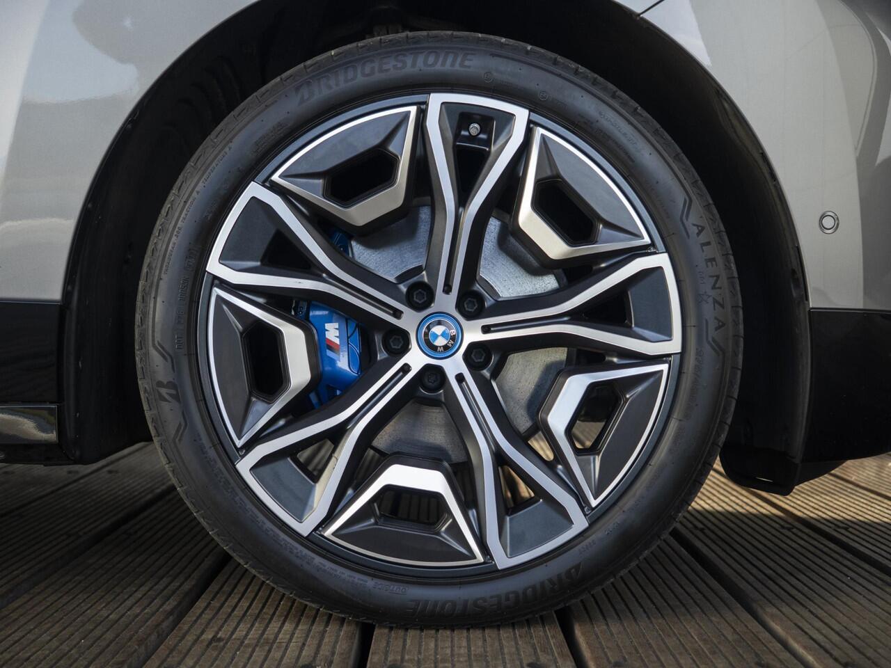 BMW iX M60 | High Executive | Driving Assistant Professional | Bowers & Wilkins | Sky Lounge | Comfort Access | Stoelventilatie | Soft-Close | Trekhaak