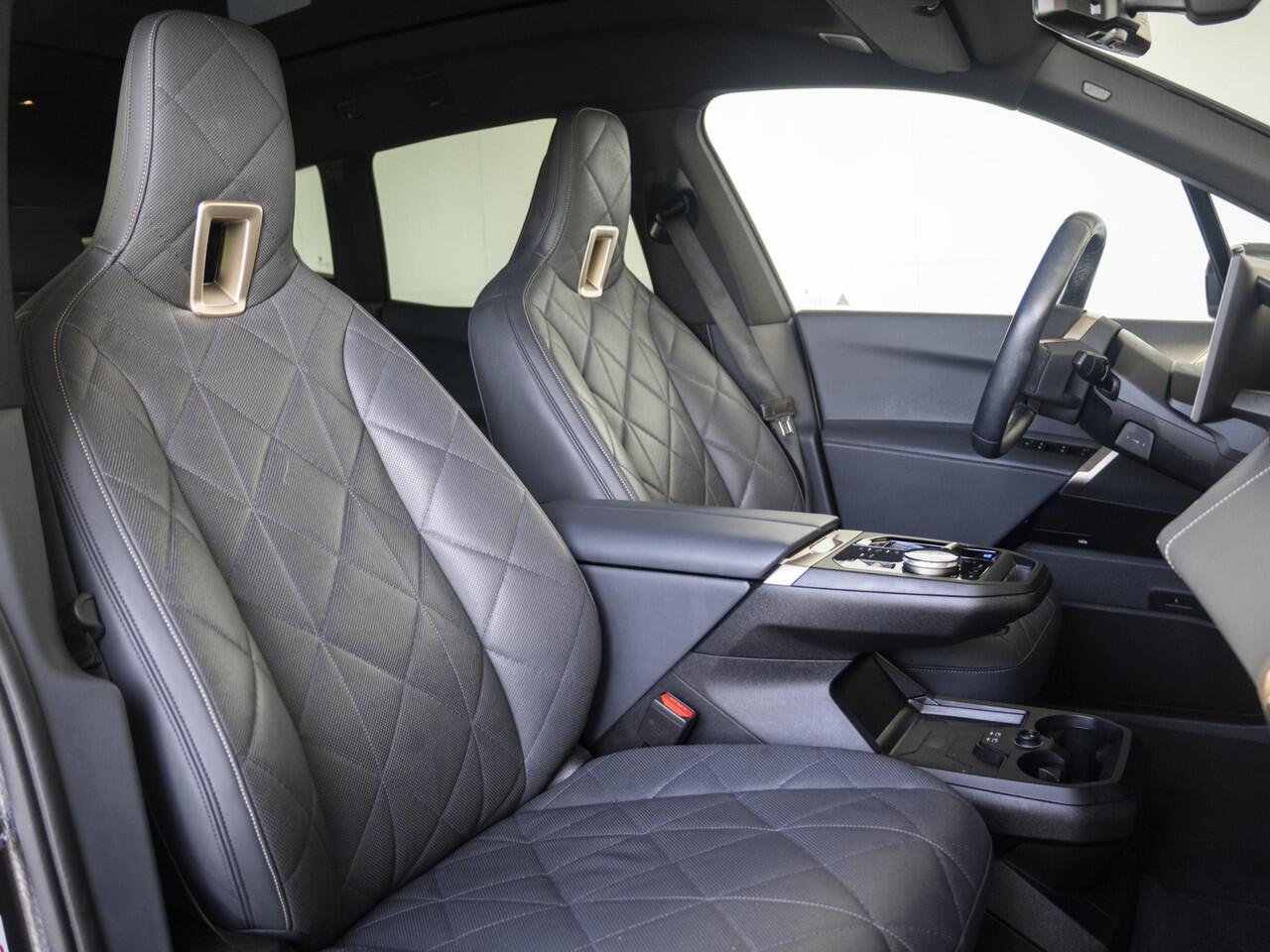 BMW iX M60 | High Executive | Driving Assistant Professional | Bowers & Wilkins | Sky Lounge | Comfort Access | Stoelventilatie | Soft-Close | Trekhaak