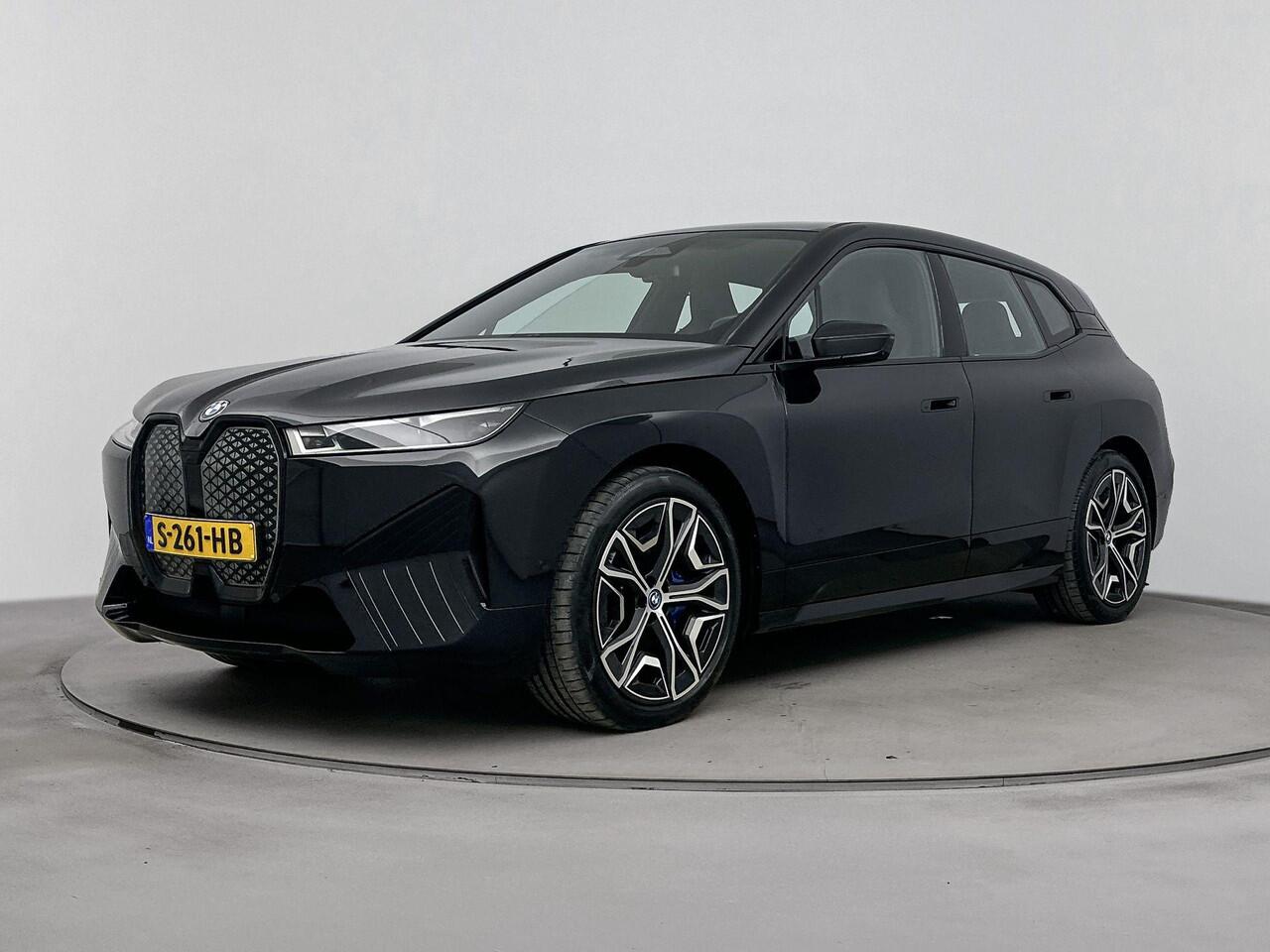 BMW iX xDrive50 Executive 112 kWh | M Sportpakket | Comfort Access pakket | Live Cockpit Professional | Parking Assistant Plus | airco automatisch | airco separaat achter | Apple Carplay/Android Auto | lederen bekleding | navigatiesysteem full map | voorstoelen 