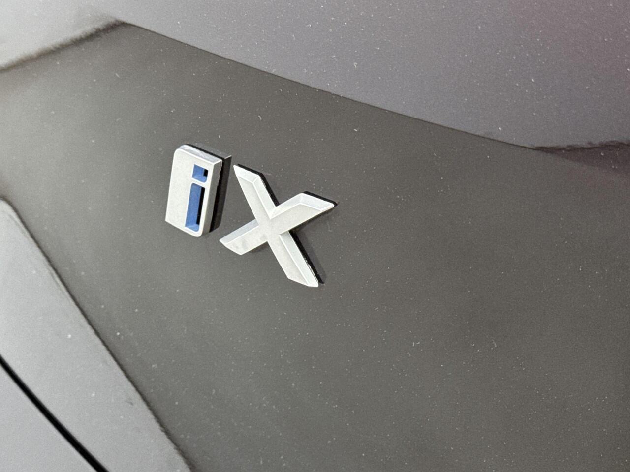 BMW iX xDrive50 Executive 112 kWh | M Sportpakket | Comfort Access pakket | Live Cockpit Professional | Parking Assistant Plus | airco automatisch | airco separaat achter | Apple Carplay/Android Auto | lederen bekleding | navigatiesysteem full map | voorstoelen 
