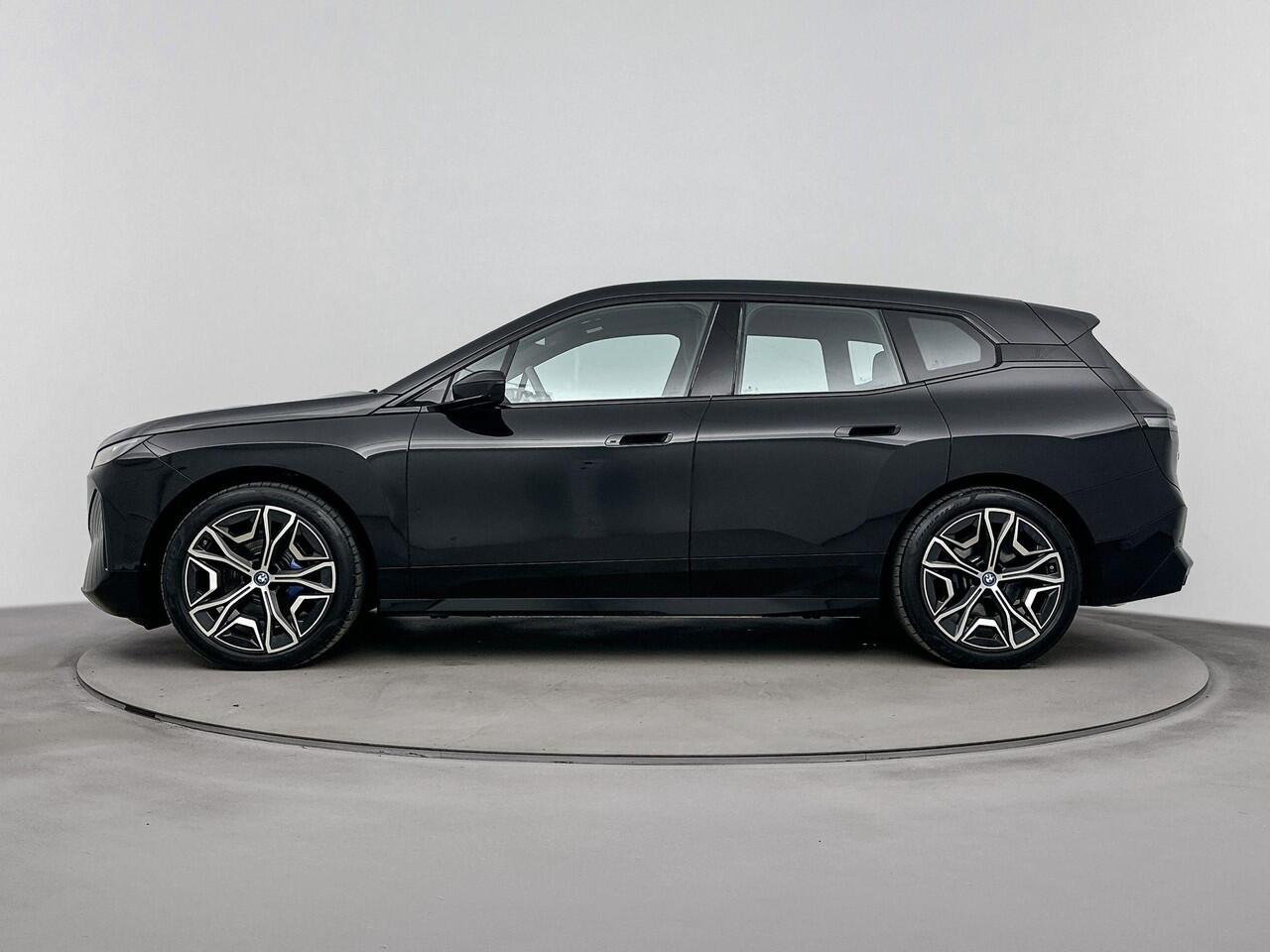 BMW iX xDrive50 Executive 112 kWh | M Sportpakket | Comfort Access pakket | Live Cockpit Professional | Parking Assistant Plus | airco automatisch | airco separaat achter | Apple Carplay/Android Auto | lederen bekleding | navigatiesysteem full map | voorstoelen 