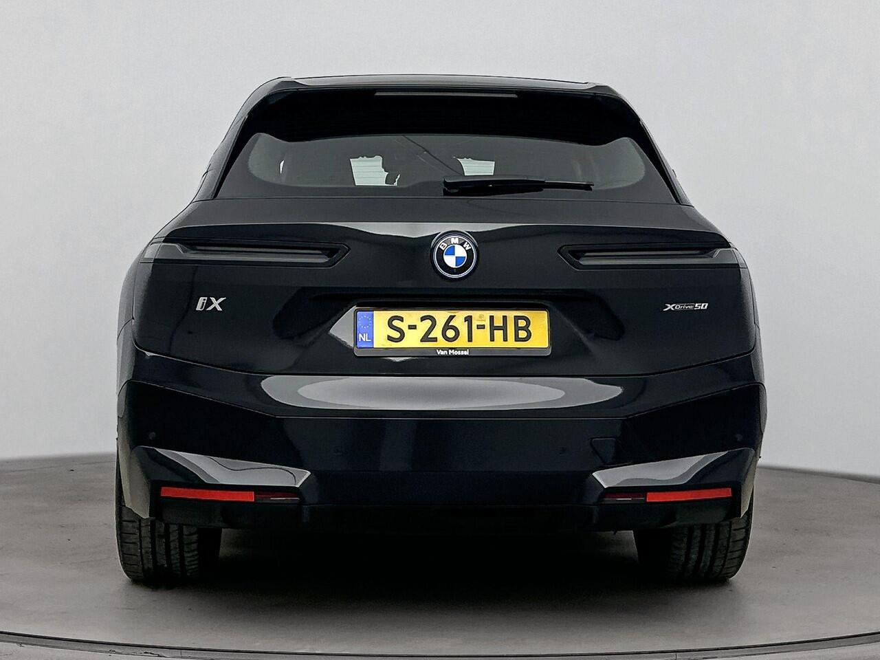 BMW iX xDrive50 Executive 112 kWh | M Sportpakket | Comfort Access pakket | Live Cockpit Professional | Parking Assistant Plus | airco automatisch | airco separaat achter | Apple Carplay/Android Auto | lederen bekleding | navigatiesysteem full map | voorstoelen 