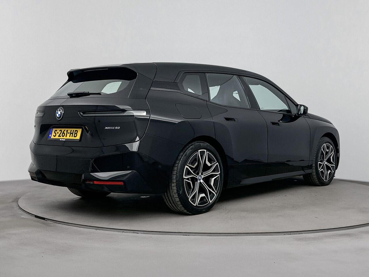 BMW iX xDrive50 Executive 112 kWh | M Sportpakket | Comfort Access pakket | Live Cockpit Professional | Parking Assistant Plus | airco automatisch | airco separaat achter | Apple Carplay/Android Auto | lederen bekleding | navigatiesysteem full map | voorstoelen 