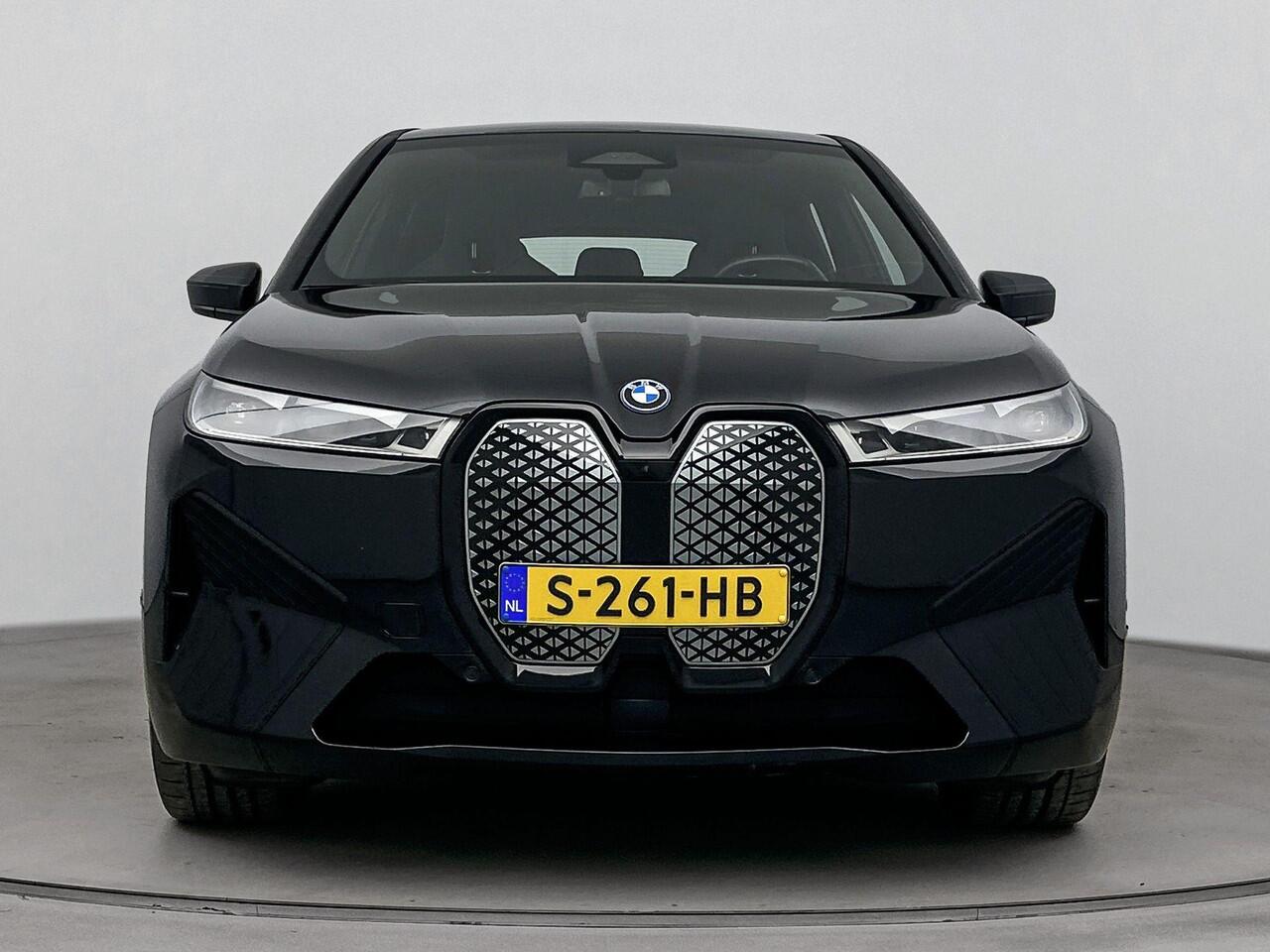 BMW iX xDrive50 Executive 112 kWh | M Sportpakket | Comfort Access pakket | Live Cockpit Professional | Parking Assistant Plus | airco automatisch | airco separaat achter | Apple Carplay/Android Auto | lederen bekleding | navigatiesysteem full map | voorstoelen 