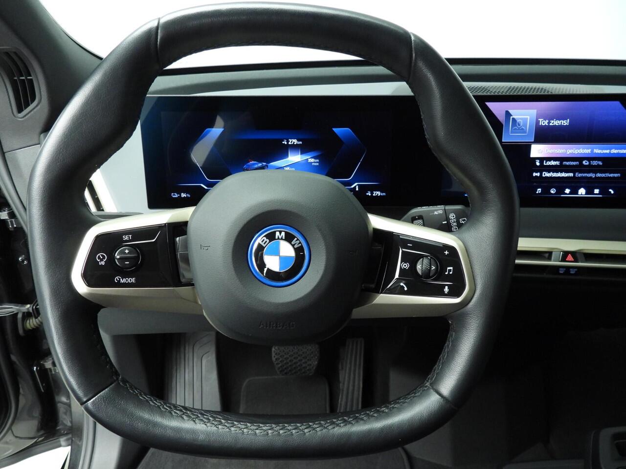 BMW iX xDrive40 | Sportpakket | Laserlicht | Navigatie | Active cruise | Stoelverwarming | Keyles go | DAB | Harman-kardon sound | Alu 22 inch