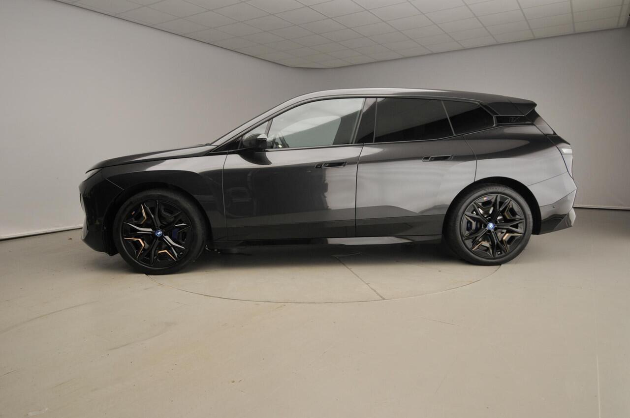 BMW iX xDrive40 | Sportpakket | Laserlicht | Navigatie | Active cruise | Stoelverwarming | Keyles go | DAB | Harman-kardon sound | Alu 22 inch