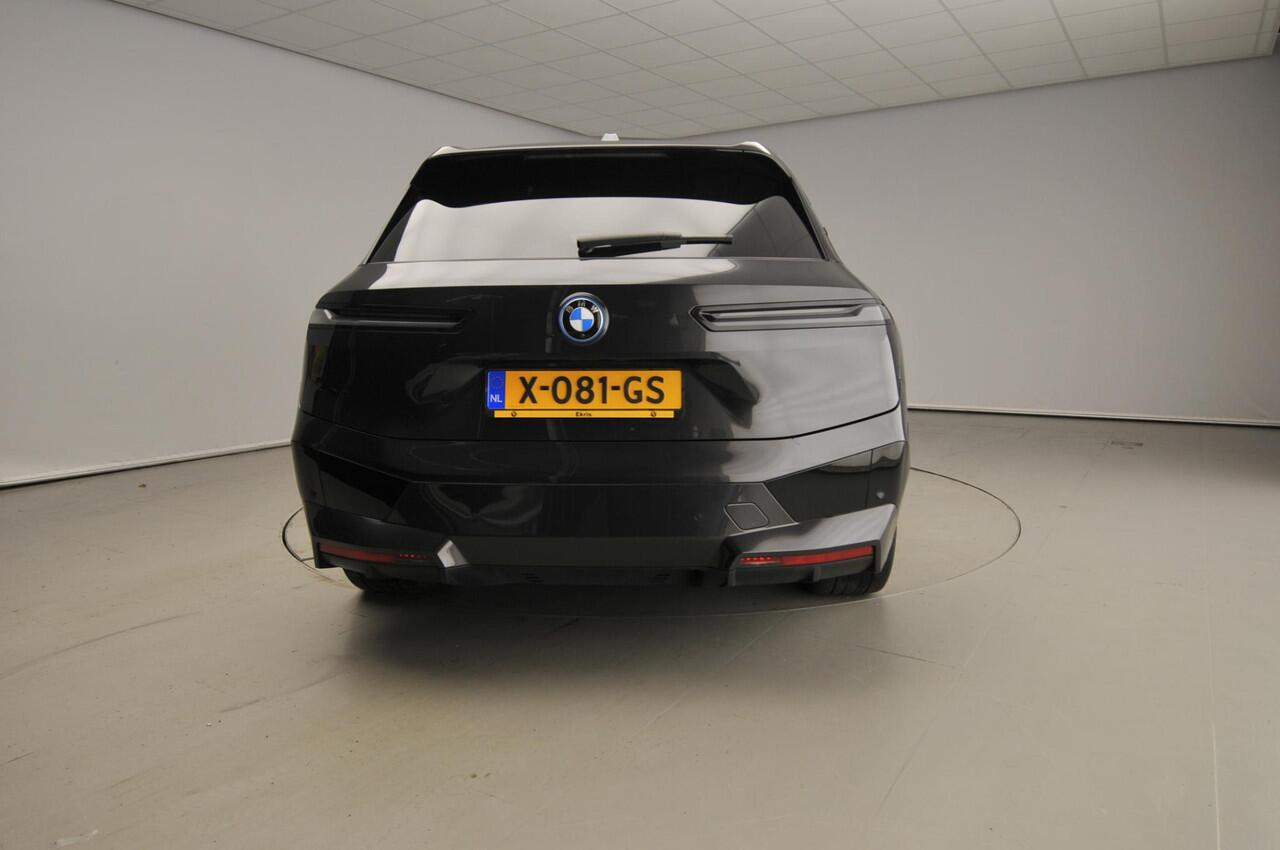 BMW iX xDrive40 | Sportpakket | Laserlicht | Navigatie | Active cruise | Stoelverwarming | Keyles go | DAB | Harman-kardon sound | Alu 22 inch
