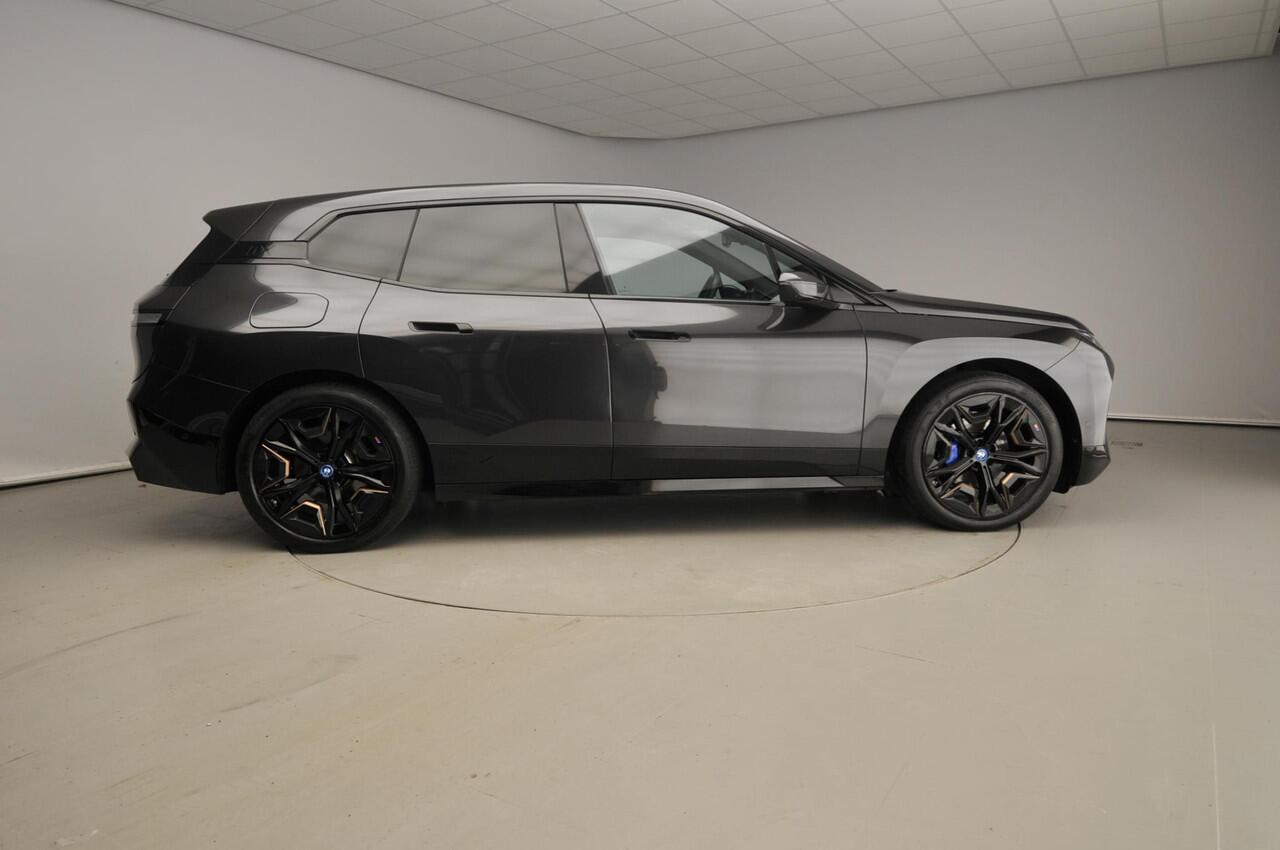 BMW iX xDrive40 | Sportpakket | Laserlicht | Navigatie | Active cruise | Stoelverwarming | Keyles go | DAB | Harman-kardon sound | Alu 22 inch