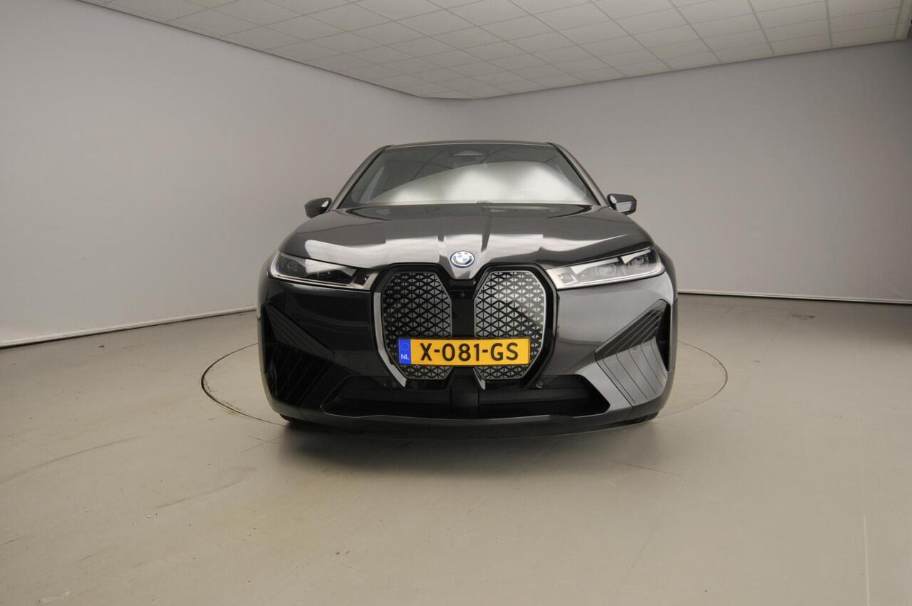 BMW iX xDrive40 | Sportpakket | Laserlicht | Navigatie | Active cruise | Stoelverwarming | Keyles go | DAB | Harman-kardon sound | Alu 22 inch