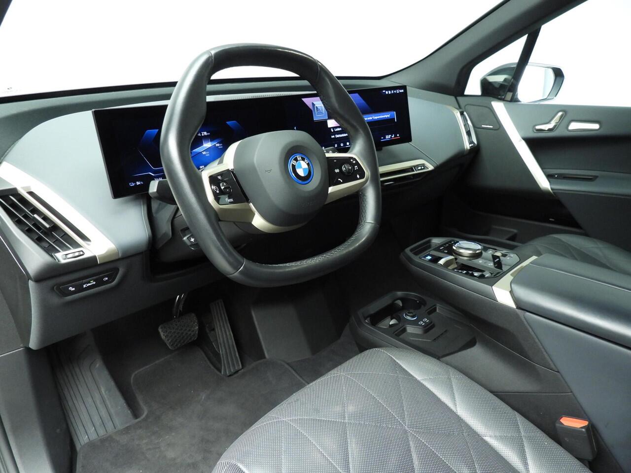 BMW iX xDrive40 | Sportpakket | Laserlicht | Navigatie | Active cruise | Stoelverwarming | Keyles go | DAB | Harman-kardon sound | Alu 22 inch