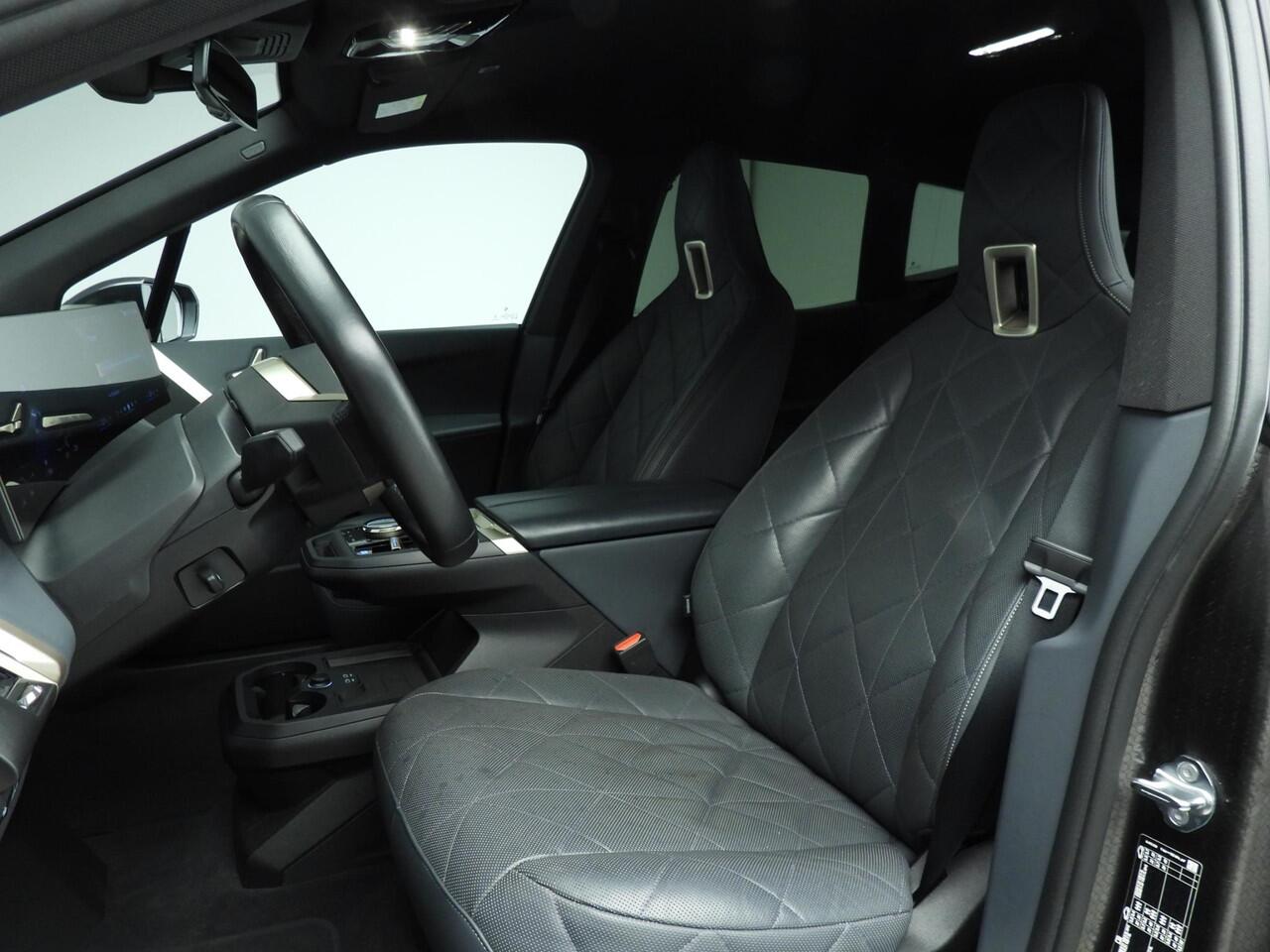 BMW iX xDrive40 | Sportpakket | Laserlicht | Navigatie | Active cruise | Stoelverwarming | Keyles go | DAB | Harman-kardon sound | Alu 22 inch