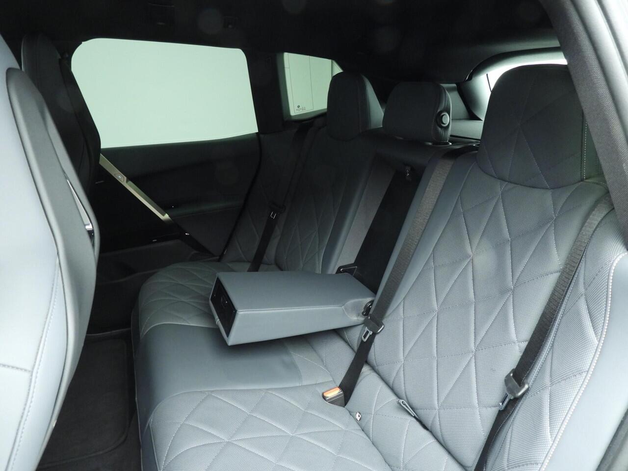 BMW iX xDrive40 | Sportpakket | Laserlicht | Navigatie | Active cruise | Stoelverwarming | Keyles go | DAB | Harman-kardon sound | Alu 22 inch