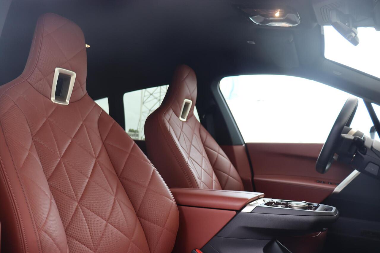 BMW iX xDrive50 Executive 112 kWh Sportpakket/ 22" LMV/ Stoelventilatie/ Stoelverwarming/ Elektrische Stoelen/ Achteruitrij camera