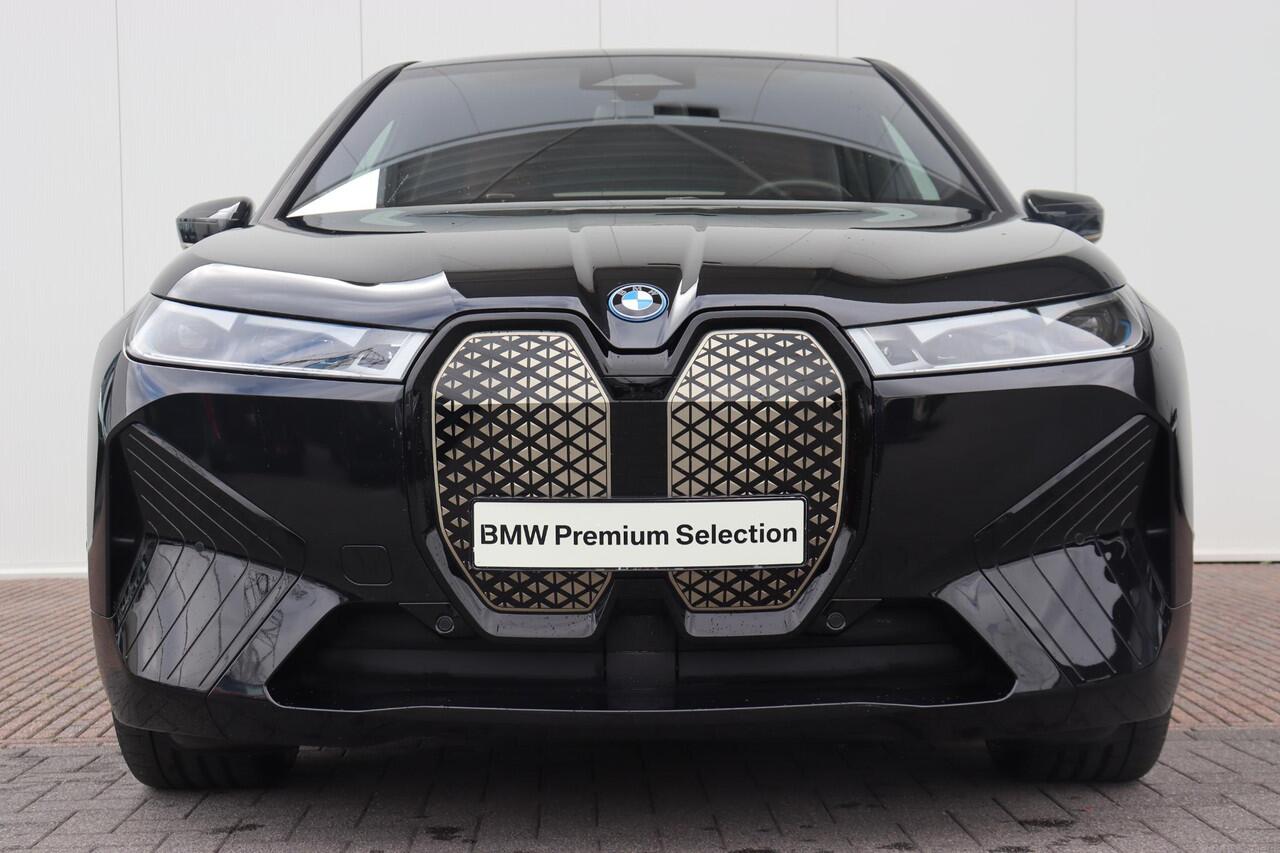 BMW iX xDrive50 Executive 112 kWh Sportpakket/ 22" LMV/ Stoelventilatie/ Stoelverwarming/ Elektrische Stoelen/ Achteruitrij camera