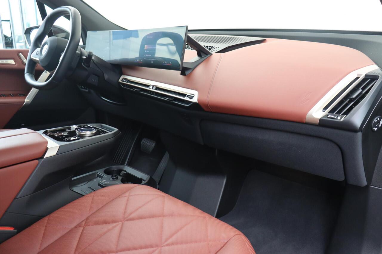 BMW iX xDrive50 Executive 112 kWh Sportpakket/ 22" LMV/ Stoelventilatie/ Stoelverwarming/ Elektrische Stoelen/ Achteruitrij camera