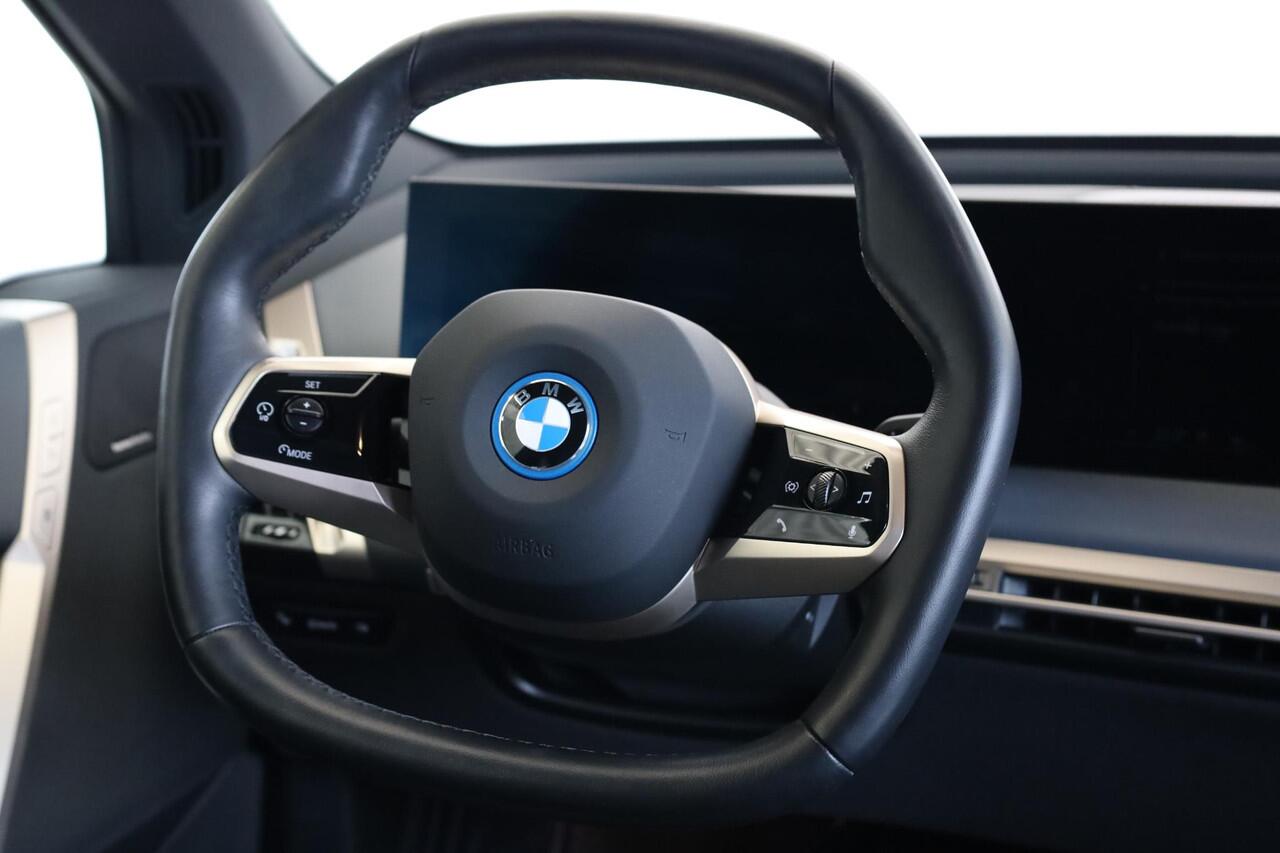 BMW iX xDrive40 | Sportpakket | Panoramadak | Trekhaak elektr. | Luchtvering