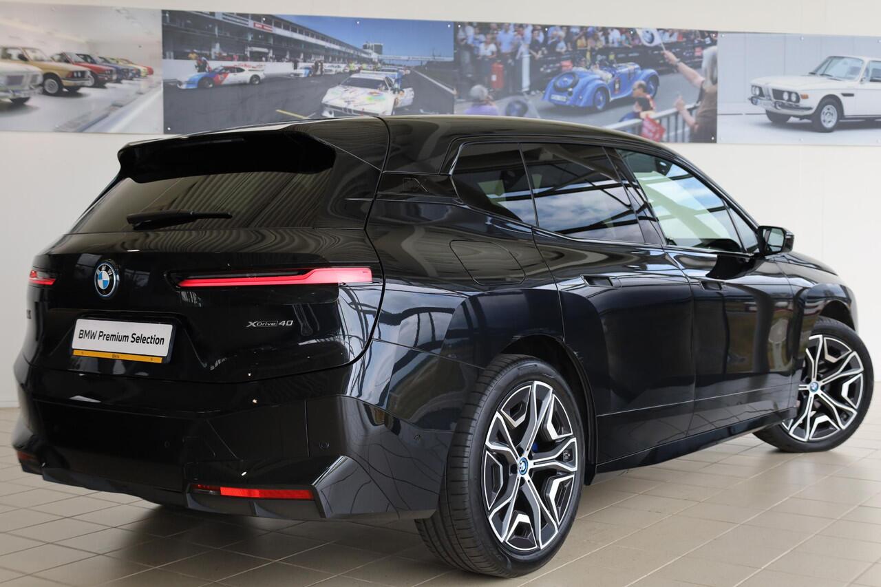 BMW iX xDrive40 | Sportpakket | Panoramadak | Trekhaak elektr. | Luchtvering