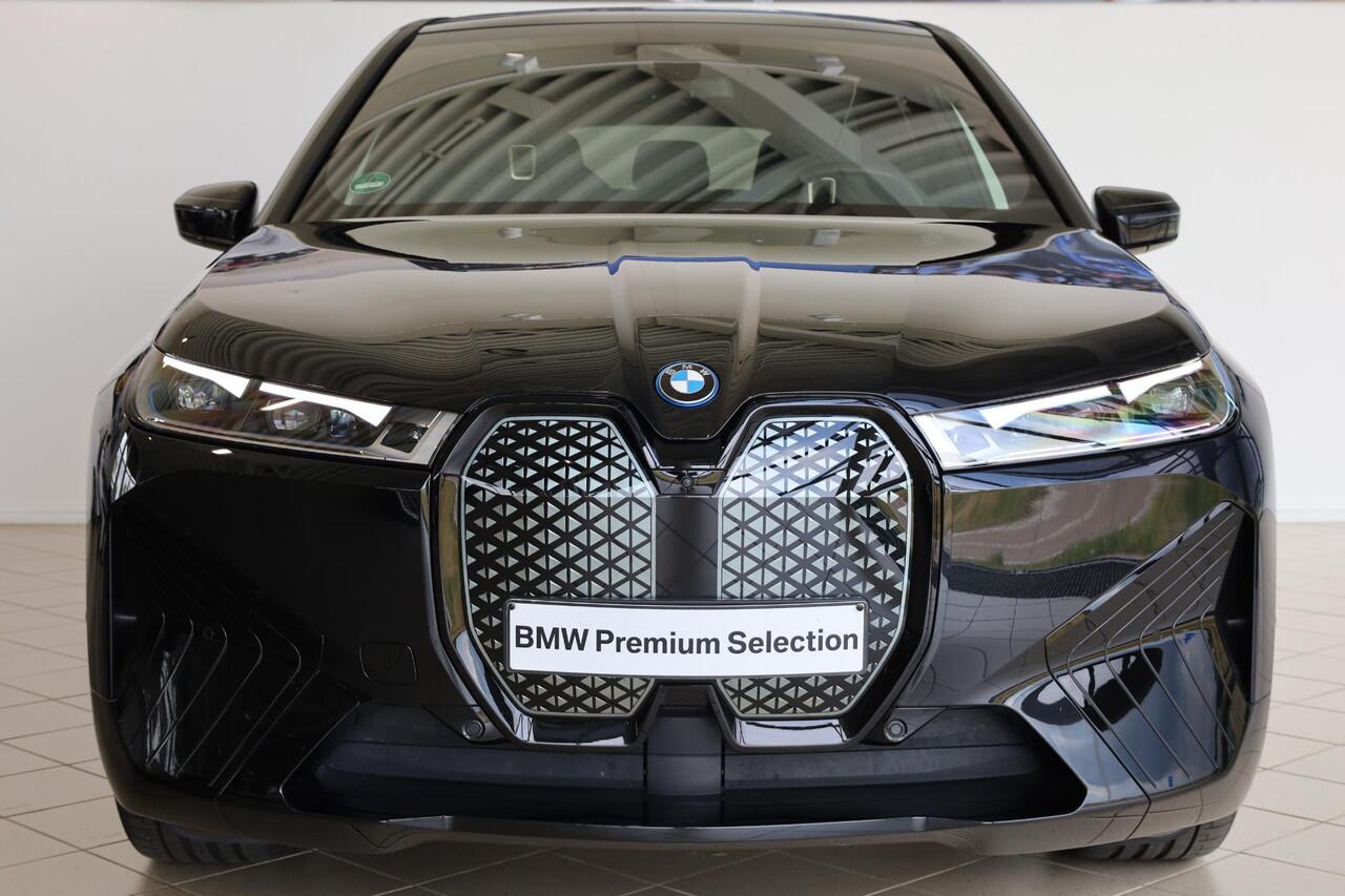 BMW iX xDrive40 | Sportpakket | Panoramadak | Trekhaak elektr. | Luchtvering