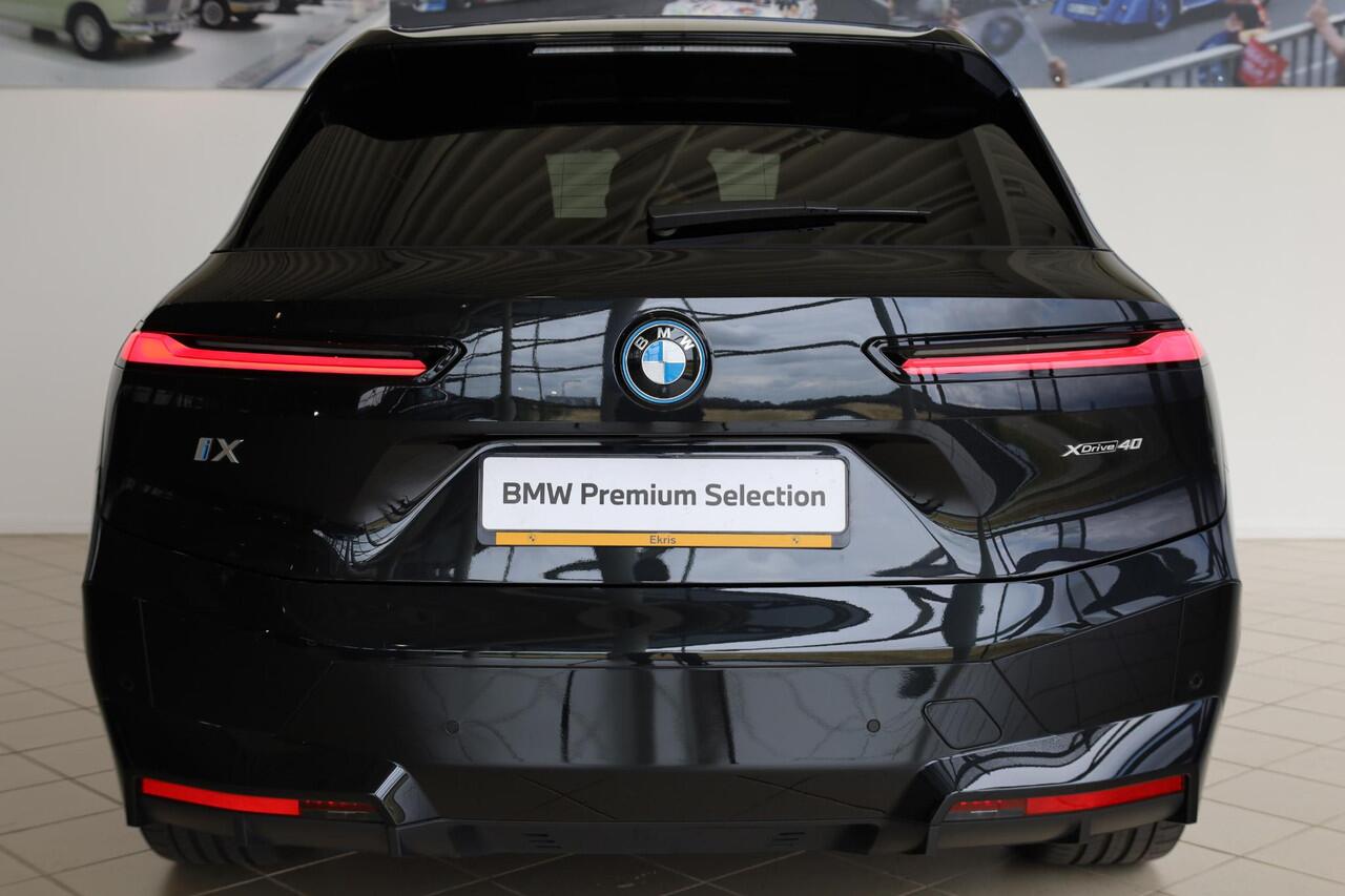 BMW iX xDrive40 | Sportpakket | Panoramadak | Trekhaak elektr. | Luchtvering