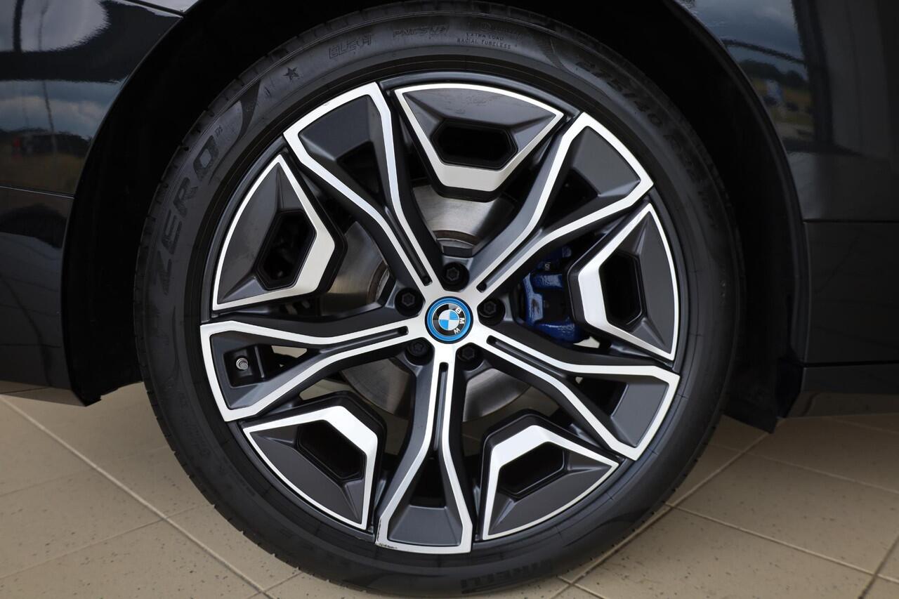 BMW iX xDrive40 | Sportpakket | Panoramadak | Trekhaak elektr. | Luchtvering