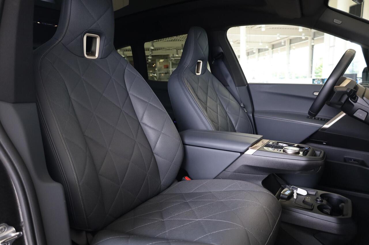 BMW iX xDrive40 | Sportpakket | Panoramadak | Trekhaak elektr. | Luchtvering