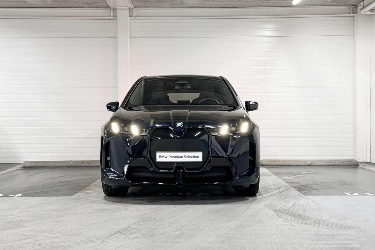 BMW iX xDrive45 | M-Sport Pro | Driving Assistant Plus | Harman/Kardon | Sky Lounge | Soft-Close Portieren | Comfort Access | Trekhaak | Selections