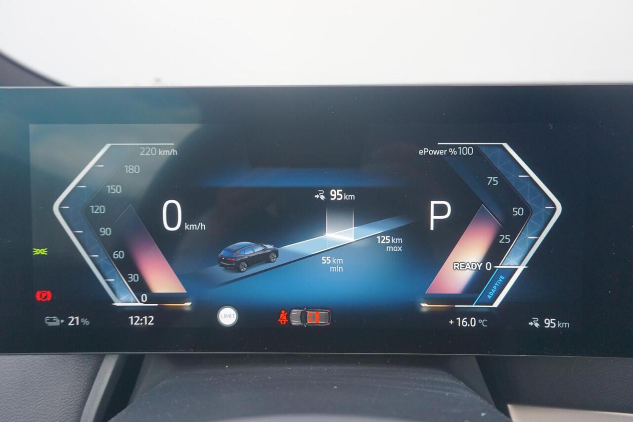 BMW iX xDrive50 Sportpakket | Trekhaak / Luchtvering / Active Steering / Panoramadak / Driving Assistant Professional / Parking Assistant Plus / Warmtecomfortpakket / 22 Inch