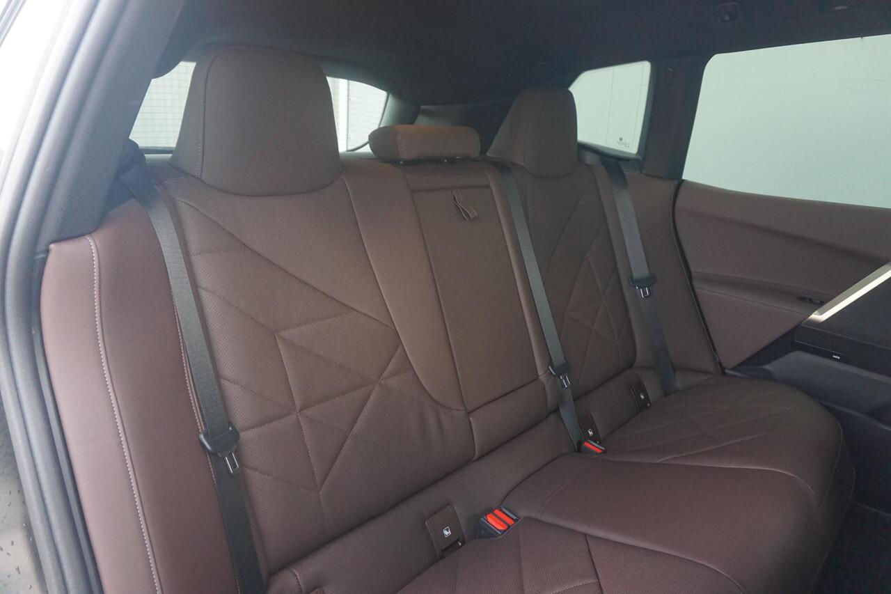 BMW iX xDrive50 Sportpakket | Trekhaak / Luchtvering / Active Steering / Panoramadak / Driving Assistant Professional / Parking Assistant Plus / Warmtecomfortpakket / 22 Inch