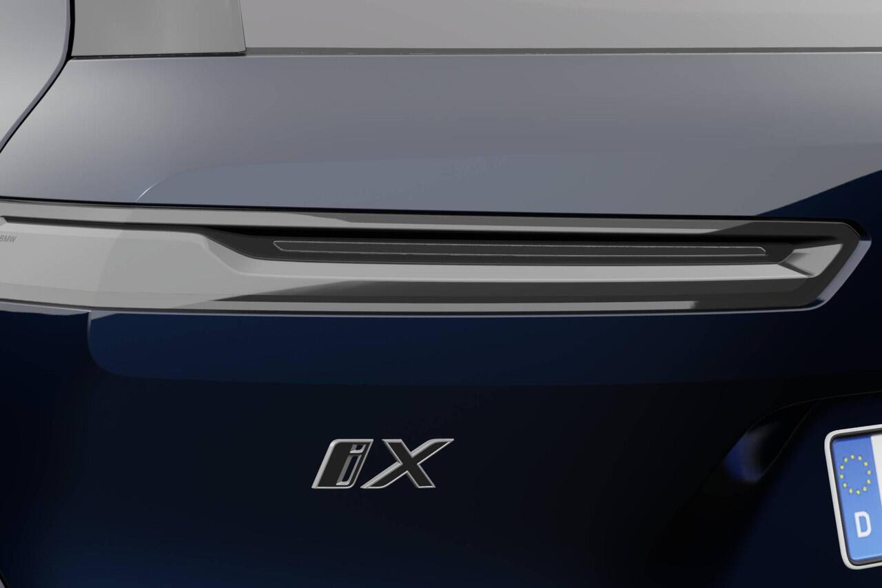 BMW iX xDrive M70 | Comfort Pack | Innovation Pack | Trekhaak | 23" LM | Sky lounge