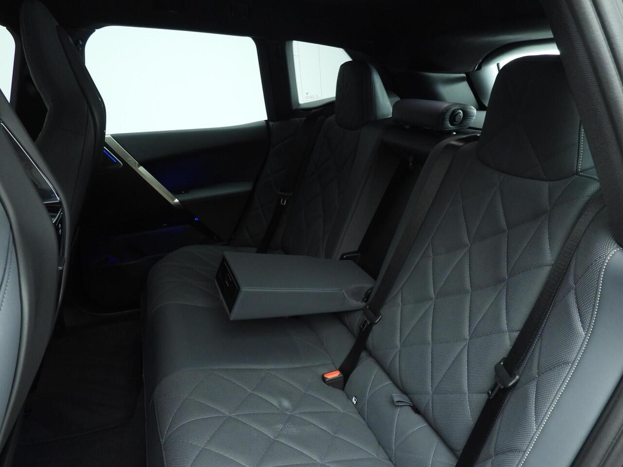 BMW iX xDrive50 | Laserlicht | Navigatie | Panoramadak | Active cruise | DAB | Bowers & Wilkins sound | Alu 21 inch