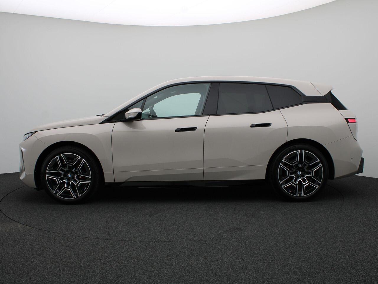 BMW iX xDrive60 | M Sportpakket Pro | Comfort Pack icm M Sportpakket | Innovation Pack