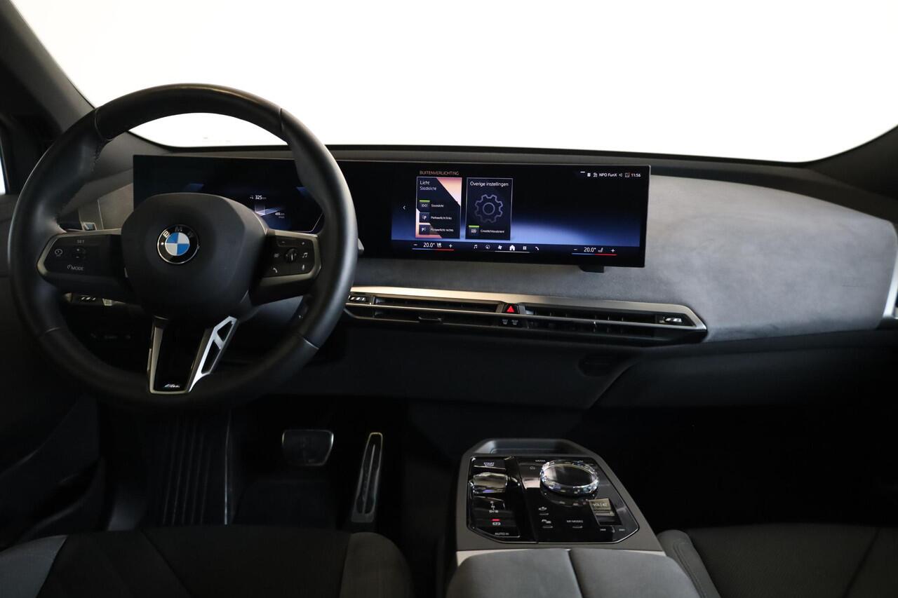 BMW iX xDrive45 | M Sportpakket Pro | Head-Up Display | Driving Assistant Professional | Trekhaak