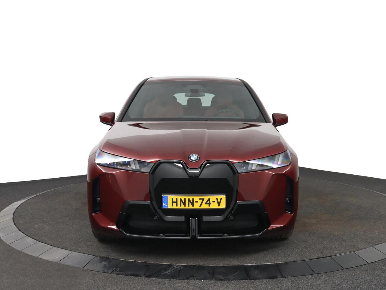 BMW iX xDrive45 101 kWh | M Sportpakket Pro | Comfort Access | Trekhaak | Driving Assistant Prof. | Harman Kardon |