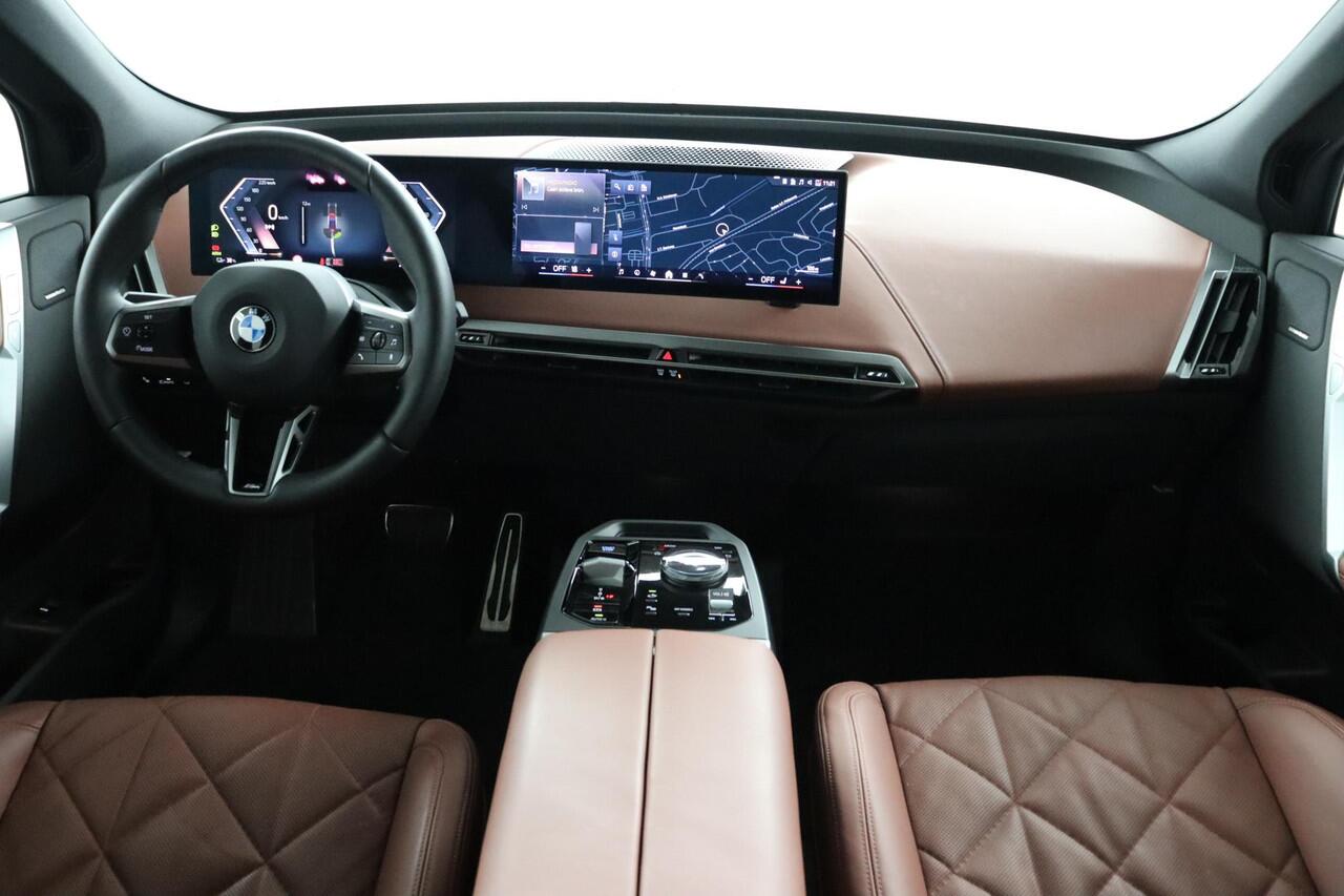 BMW iX xDrive45 101 kWh | M Sportpakket Pro | Comfort Access | Trekhaak | Driving Assistant Prof. | Harman Kardon |