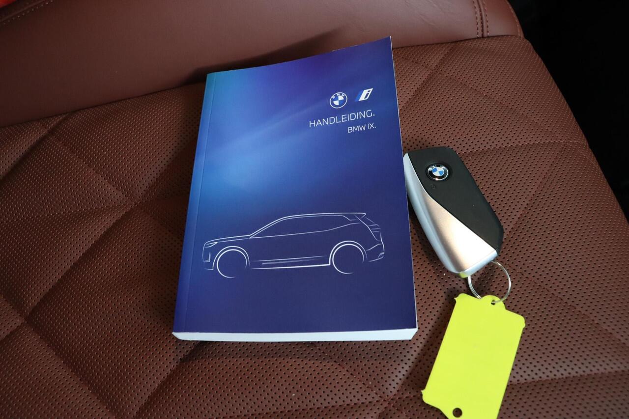 BMW iX xDrive45 101 kWh | M Sportpakket Pro | Comfort Access | Trekhaak | Driving Assistant Prof. | Harman Kardon |