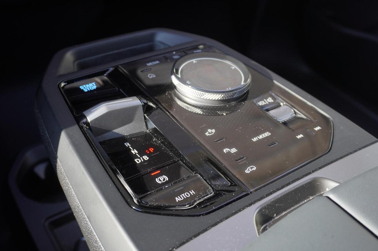 BMW iX xDrive60 M Sportpakket Pro | Comfort Pack | Glazen panoramadak Sky Lounge | HIFI System Harman Kardon | Driving Assistant Professional