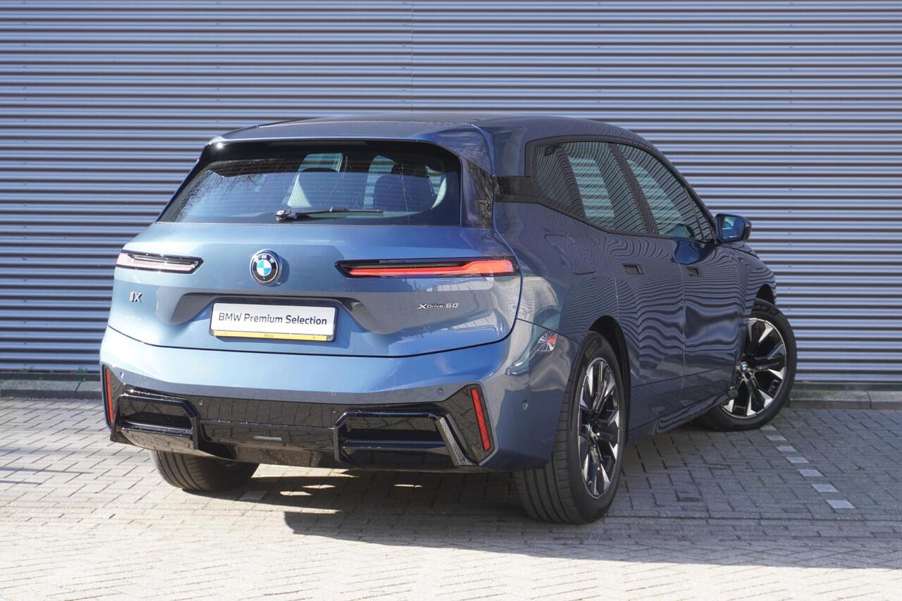 BMW iX xDrive60 M Sportpakket Pro | Comfort Pack | Glazen panoramadak Sky Lounge | HIFI System Harman Kardon | Driving Assistant Professional